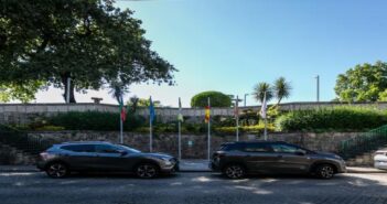 Está concluída a construção da proteção de segurança no jardim junto à Câmara Municipal.