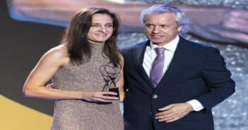 Mário Passos recebe a vice-campeã mundial de Futsal Ana Azevedo